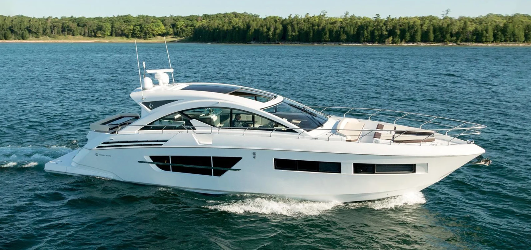 Caractéristiques d'un petit yacht.
