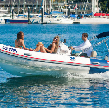 Les fonctions de bateau à côtes en aluminium dans l'eau