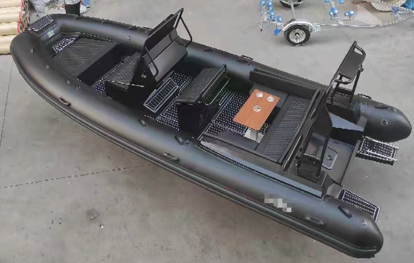 Si le bateau RIB tourne encore fréquemment après avoir ajusté l'angle de montage du moteur, les raisons suivantes peuvent en être responsables